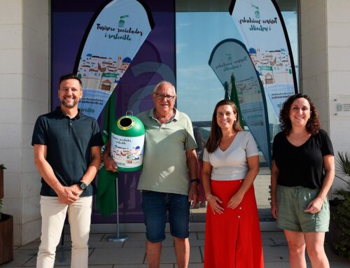 El Ayuntamiento de Sant Antoni de Portmany entrega el miniglú de Ecovidrio a la ganadora del segundo sorteo de “Banderas Verdes”