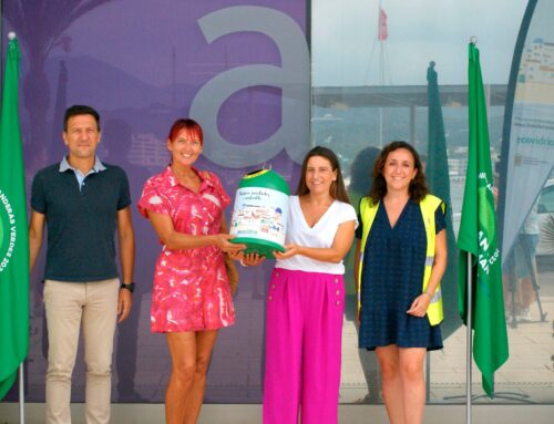 El Ayuntamiento de Sant Antoni de Portmany entrega un miniglú de Ecovidrio a la ganadora de su concurso de ‘Banderas Verdes’